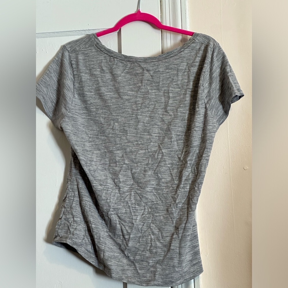 Hanes Women’s Gray V-neck Size: L